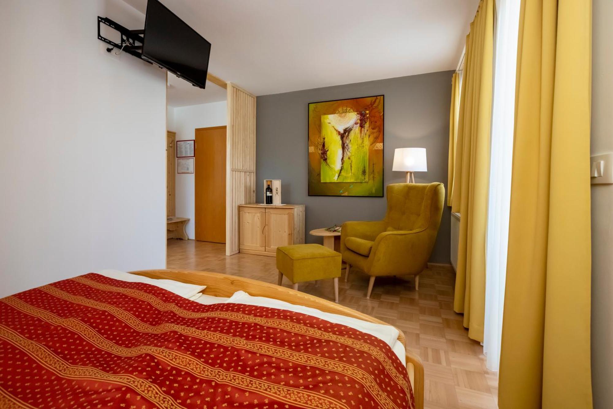 Art Hotel Kristal ボーヒニ エクステリア 写真