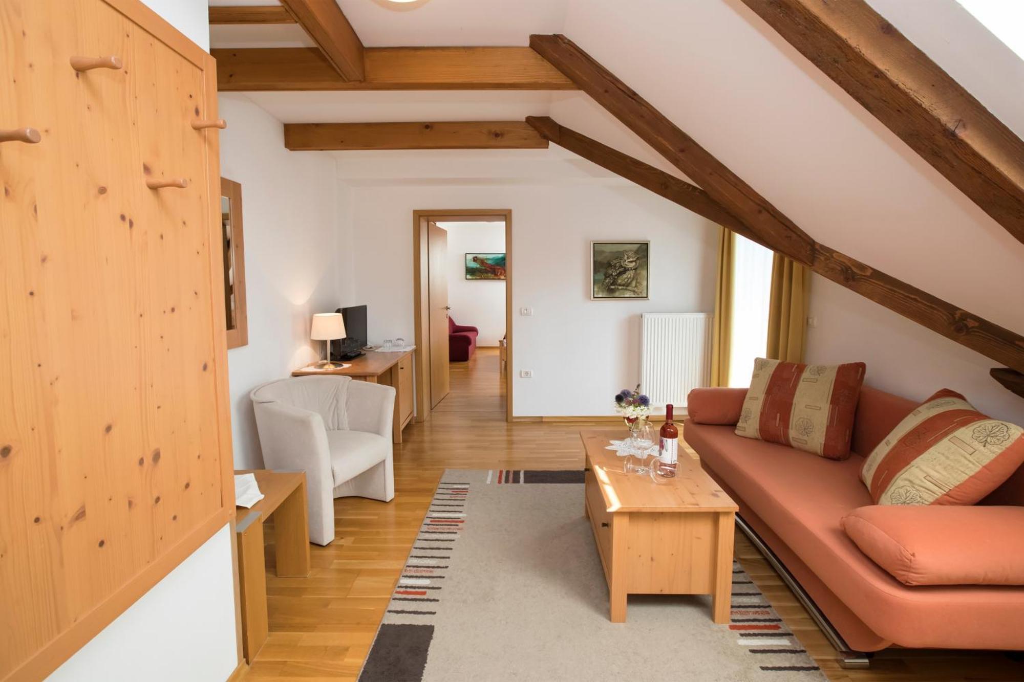 Art Hotel Kristal ボーヒニ エクステリア 写真